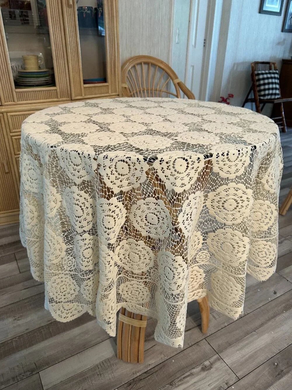 Floral Lace Medallions Scalloped Edged Tablecloth 70